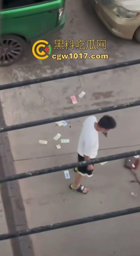 街头白衣猛男当街暴打短裙少妇，猛扯白裙少妇，直接一个过肩摔，把人摔得狗吃屎一样，手中钱散落街头！-7