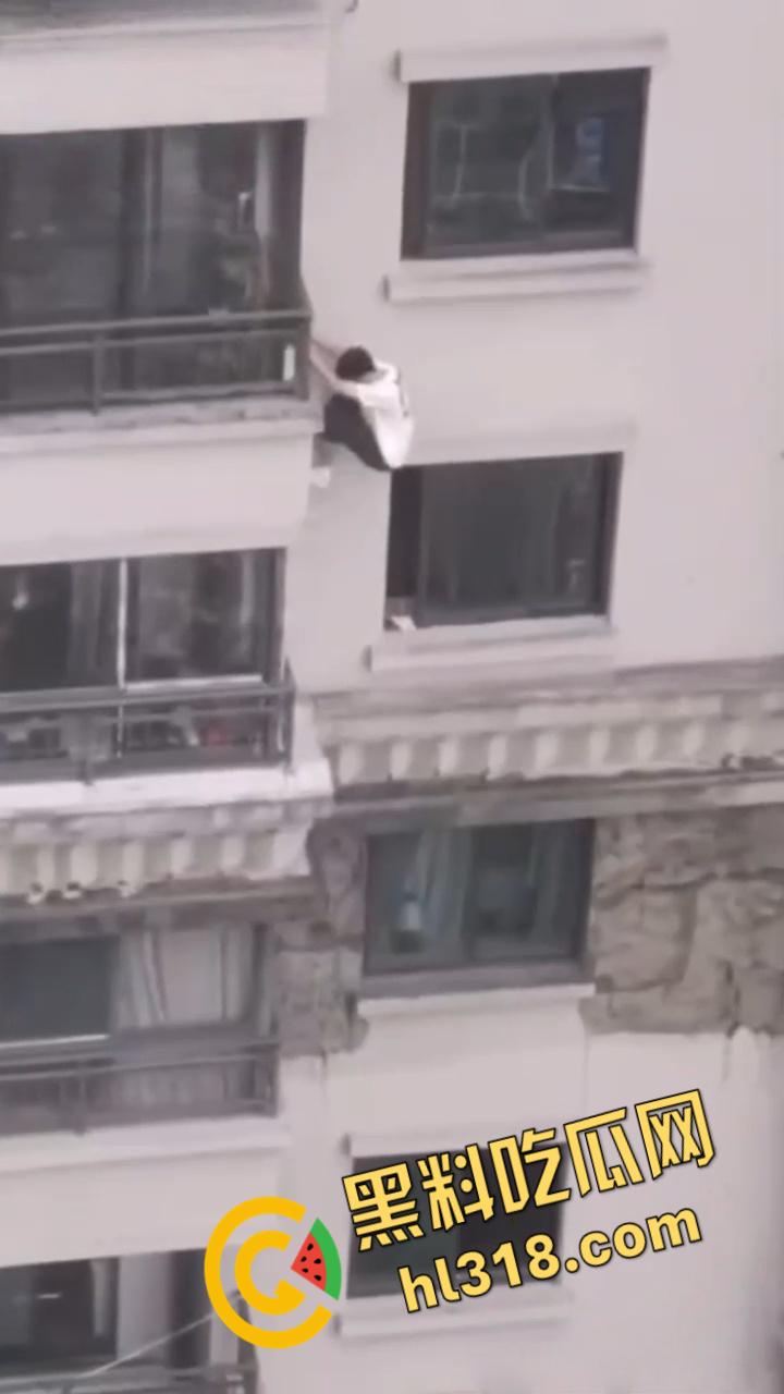 蜘蛛侠偷情被抓？竟徒手攀爬摩天大楼，只为躲避捉奸拼尽全力，惊险画面堪比好莱坞大片！-5