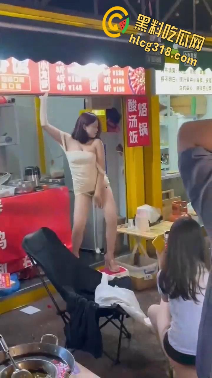 现在生意太难做了，卖龙虾的老板娘做起热舞女郎，小板凳一搭就是舞台，跳个艳舞让食客大饱眼福！-3