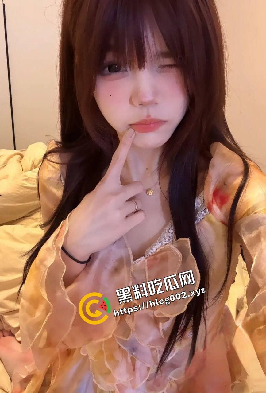 上海幼儿园老师甜美颜值反差婊『林乔幸』一边跟炮友激战 一边裸聊自慰与男友磕炮!-1