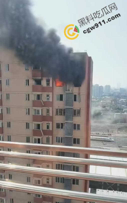 南京金恒花园12幢惊爆！热火燎天，居民命丧浓烟滚滚！燃气泄漏引发惨剧，造成1死2伤，居家安全引发热论-3