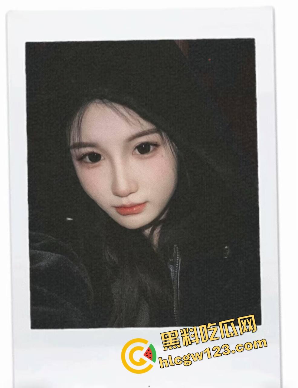 好白菜都让猪拱了！这鸡巴好像退休了，妹子带个眼罩就被干，哥几个知道他是怎么拱上的吗？-1