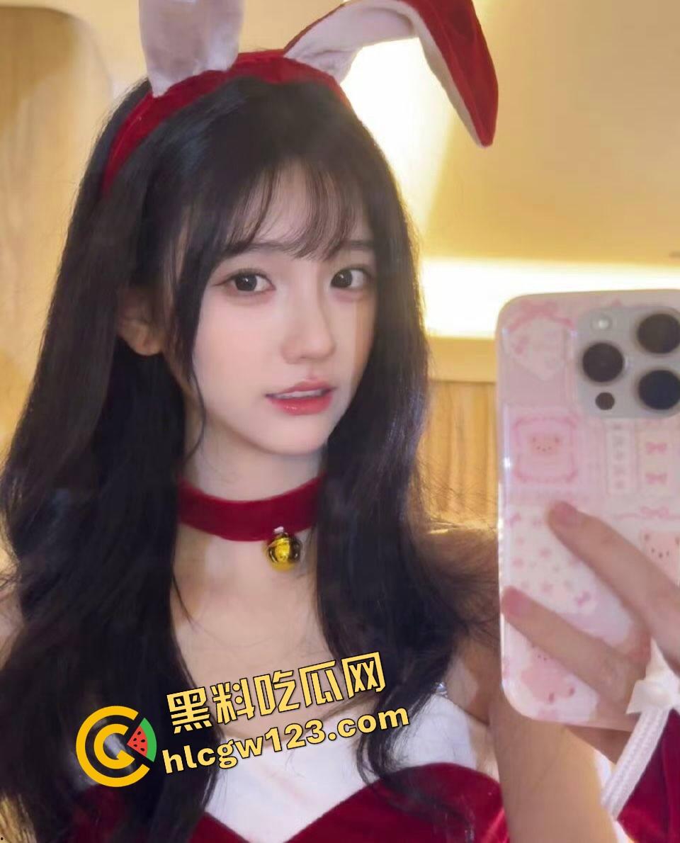 好白菜都让猪拱了！这鸡巴好像退休了，妹子带个眼罩就被干，哥几个知道他是怎么拱上的吗？-5