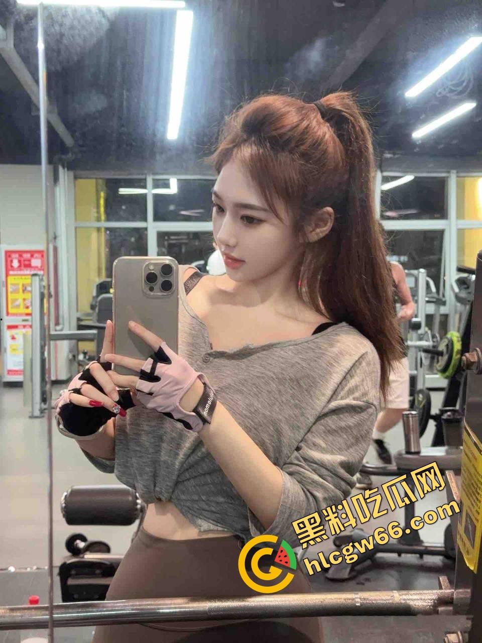 郑州美艳人妻【王瑞敏】贵妇变反差母狗舔蛋口交爽翻天，微信约炮翘蜜臀双洞被操黑，舔野屌骚脸兴奋炸裂！-4