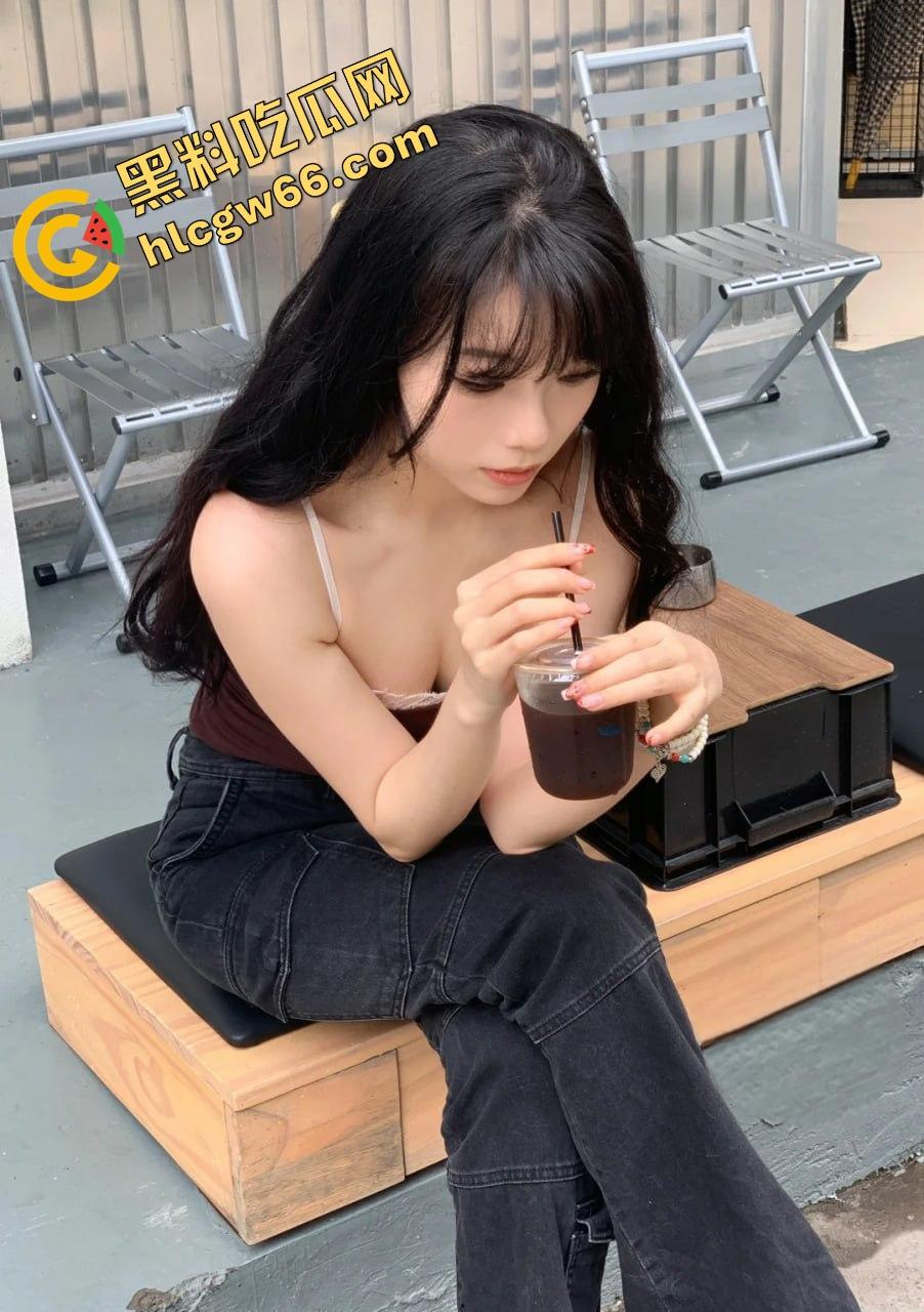 郑州美艳人妻【王瑞敏】贵妇变反差母狗舔蛋口交爽翻天，微信约炮翘蜜臀双洞被操黑，舔野屌骚脸兴奋炸裂！-7