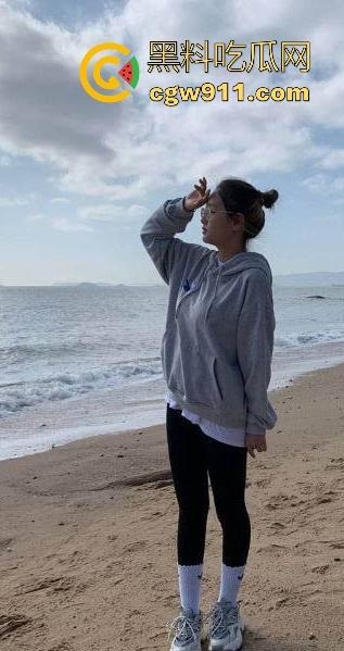 不是哥们你很难想象，这么瘦小的身材下竟然藏着这么丰满的巨乳，再搭配上她斯文的脸庞，很难想象如此反差！-6