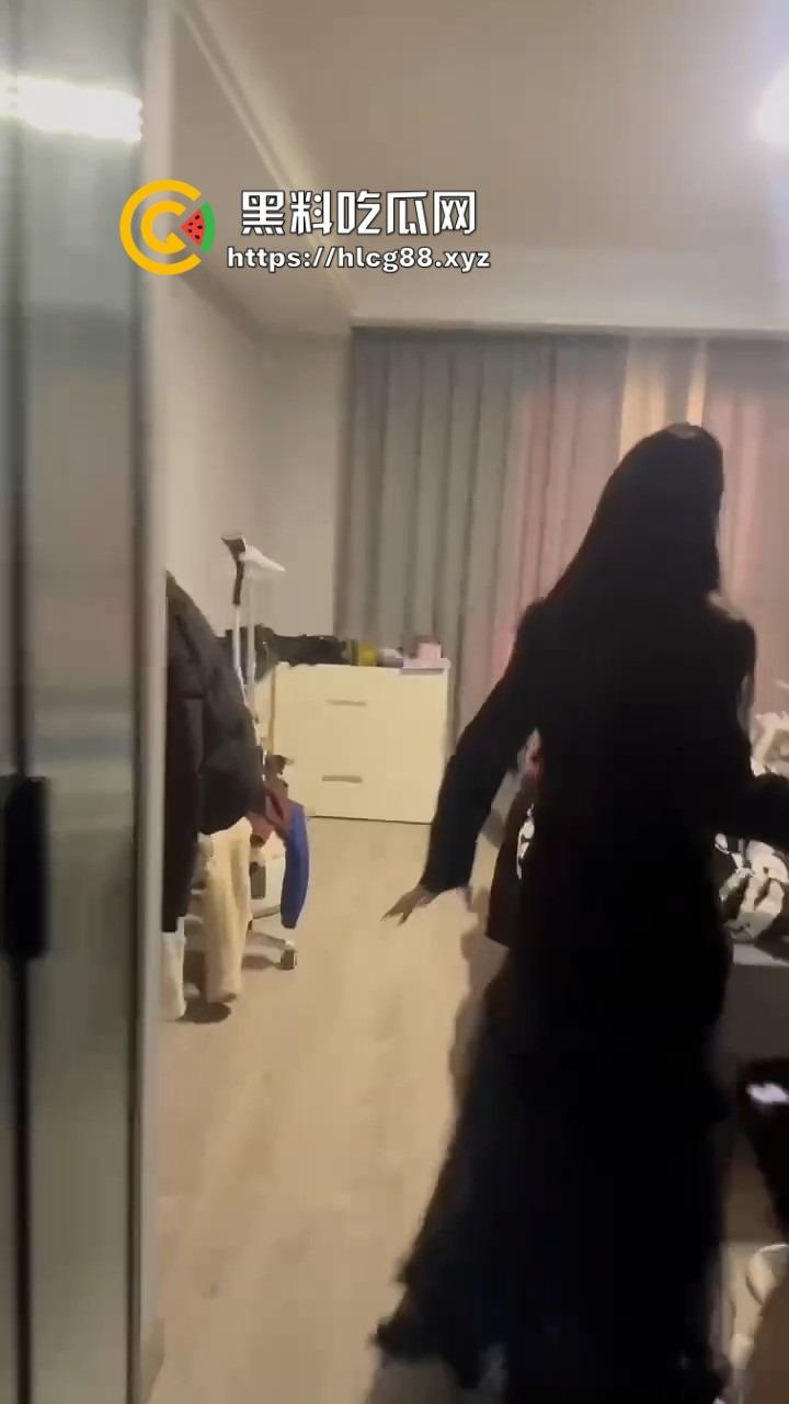 苍南县马镇宝妈怒捉老公操音乐老师小三，小三家脱光干逼被抓爆打，原配美得勾魂还输给贱货！-14