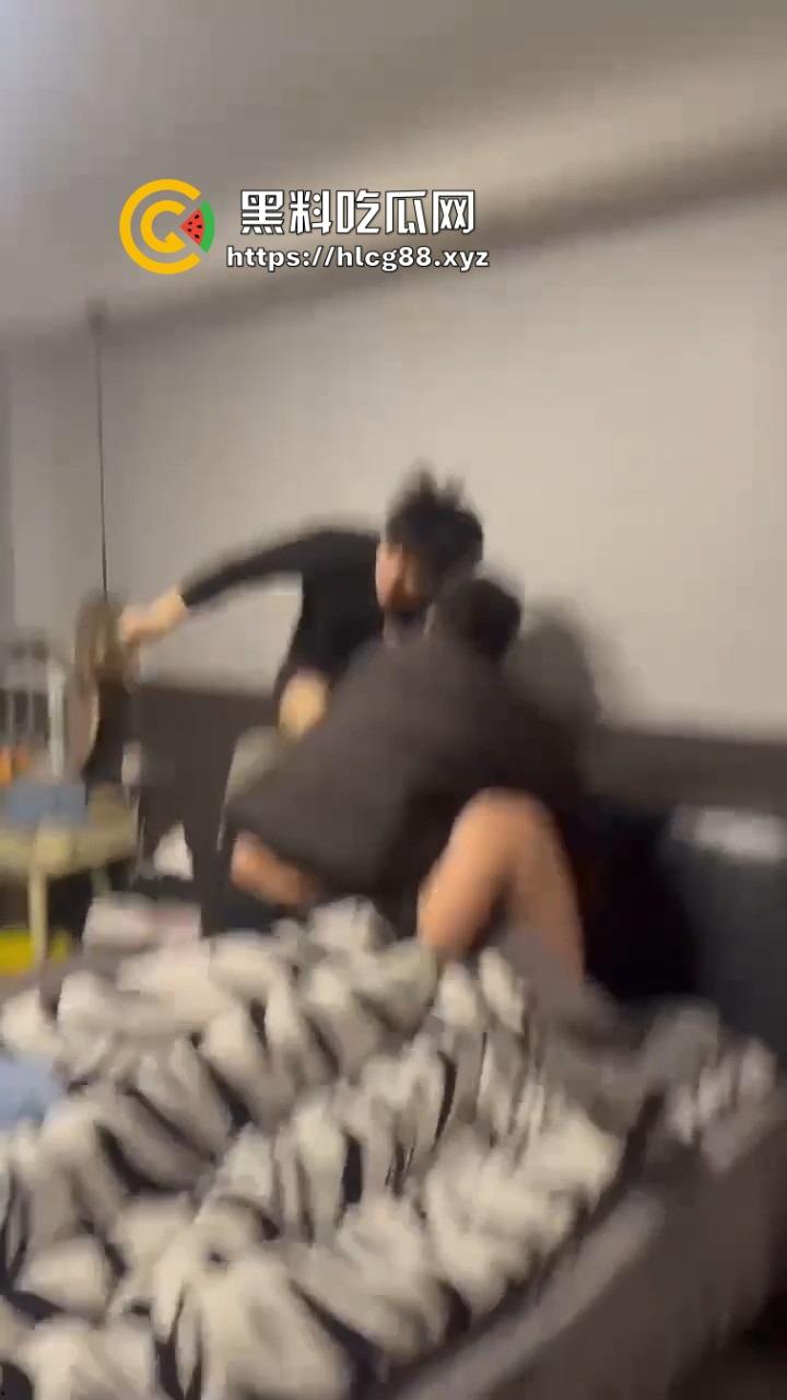 苍南县马镇宝妈怒捉老公操音乐老师小三，小三家脱光干逼被抓爆打，原配美得勾魂还输给贱货！-15