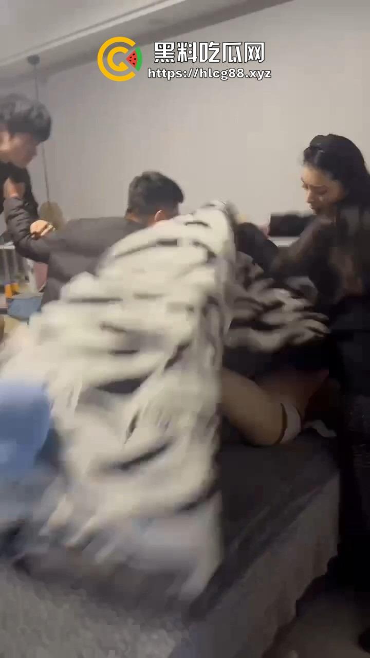 苍南县马镇宝妈怒捉老公操音乐老师小三，小三家脱光干逼被抓爆打，原配美得勾魂还输给贱货！-19