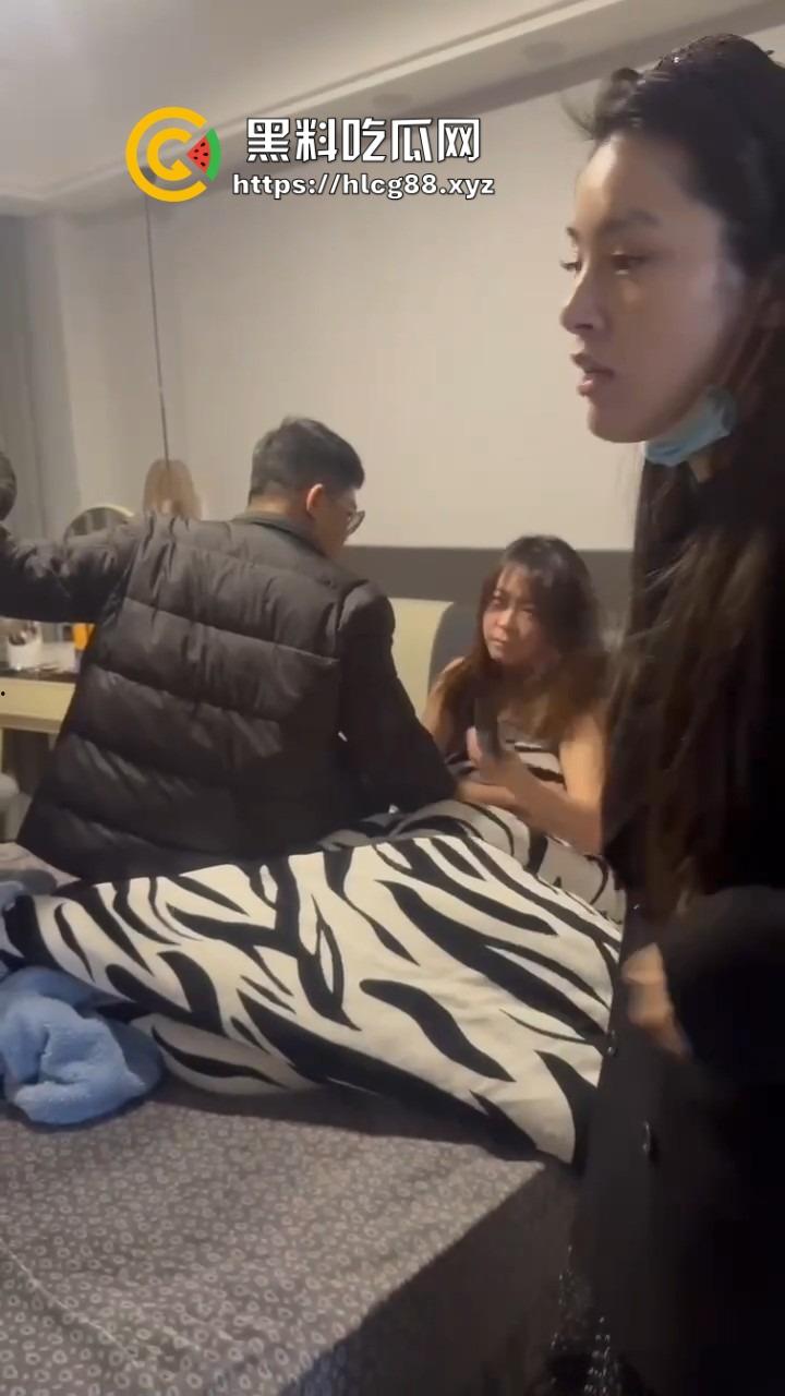 苍南县马镇宝妈怒捉老公操音乐老师小三，小三家脱光干逼被抓爆打，原配美得勾魂还输给贱货！-20