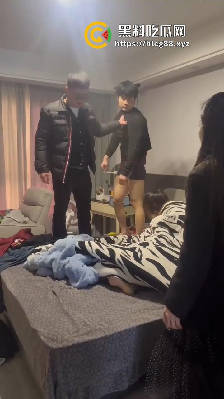 苍南县马镇宝妈怒捉老公操音乐老师小三，小三家脱光干逼被抓爆打，原配美得勾魂还输给贱货！-23