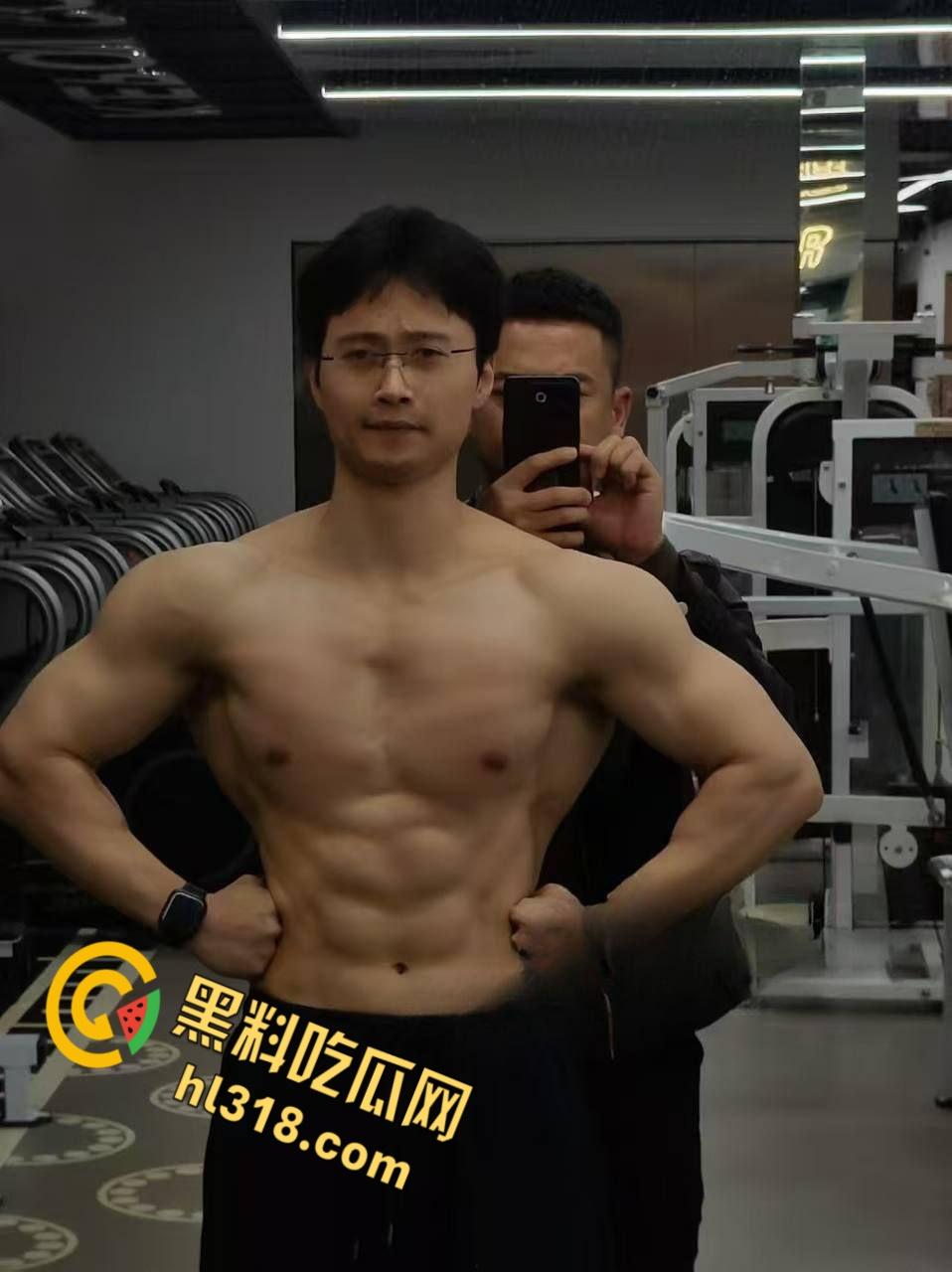 浙江苍南音乐老师【洪冬暖】，出轨肌肉猛男被抓，原配带队酒店掀翻床戏，对白暴揍场面超燃！-8