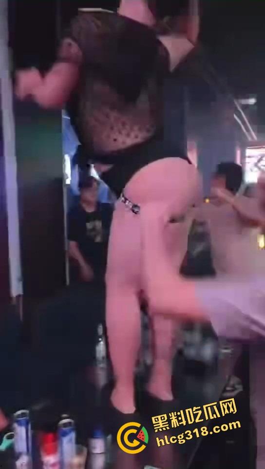 成都夜场男模骚气透视装勒出屁股缝桌上热舞，富婆少妇全程口水直流，这还真是天府之国该有的排面！-7