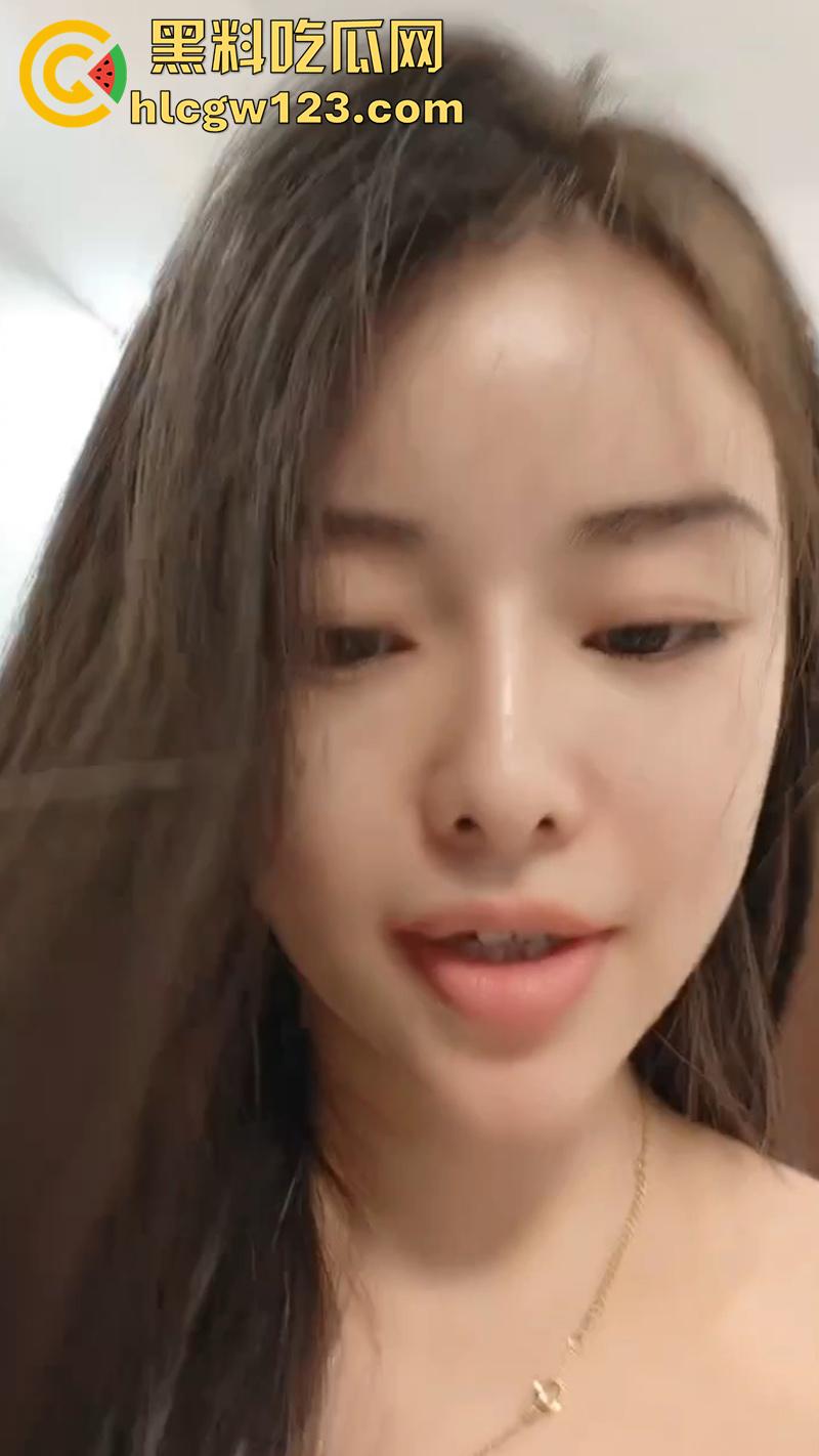 高颜值白嫩美少妇，背着老公在家开黄播，还约炮大哥来家里操，全程自拍给网友看，大屁股太会摇了!-1