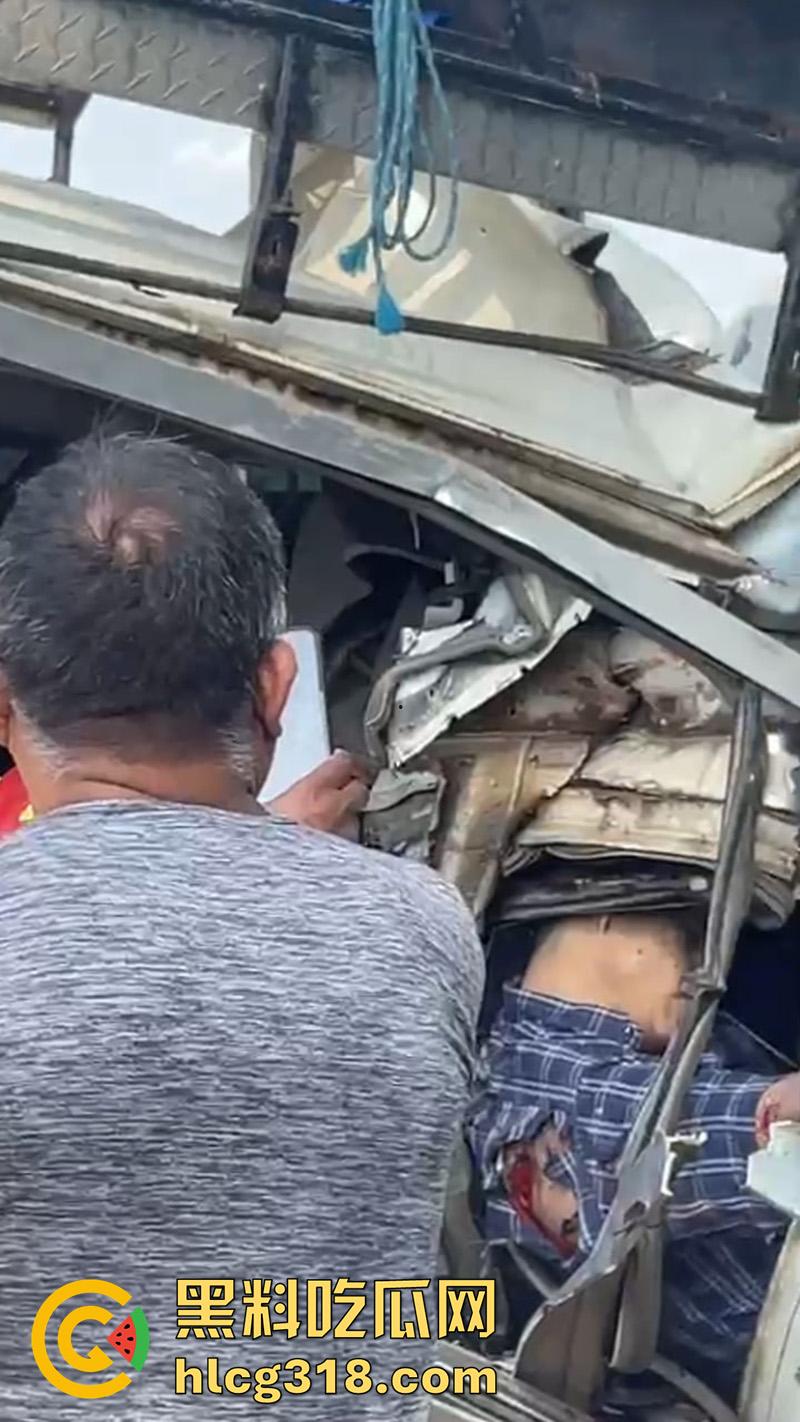 车祸没死脸却没了！印尼发生惨烈车祸，超速行驶失控撞上货车，乘客全部死亡司机面目全非！-3