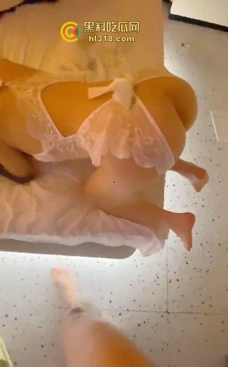 海角乱伦,侄女白丝新战衣挑逗勾引，肛塞调教情无套后入各种爆操打桩，对白极度淫荡！-6