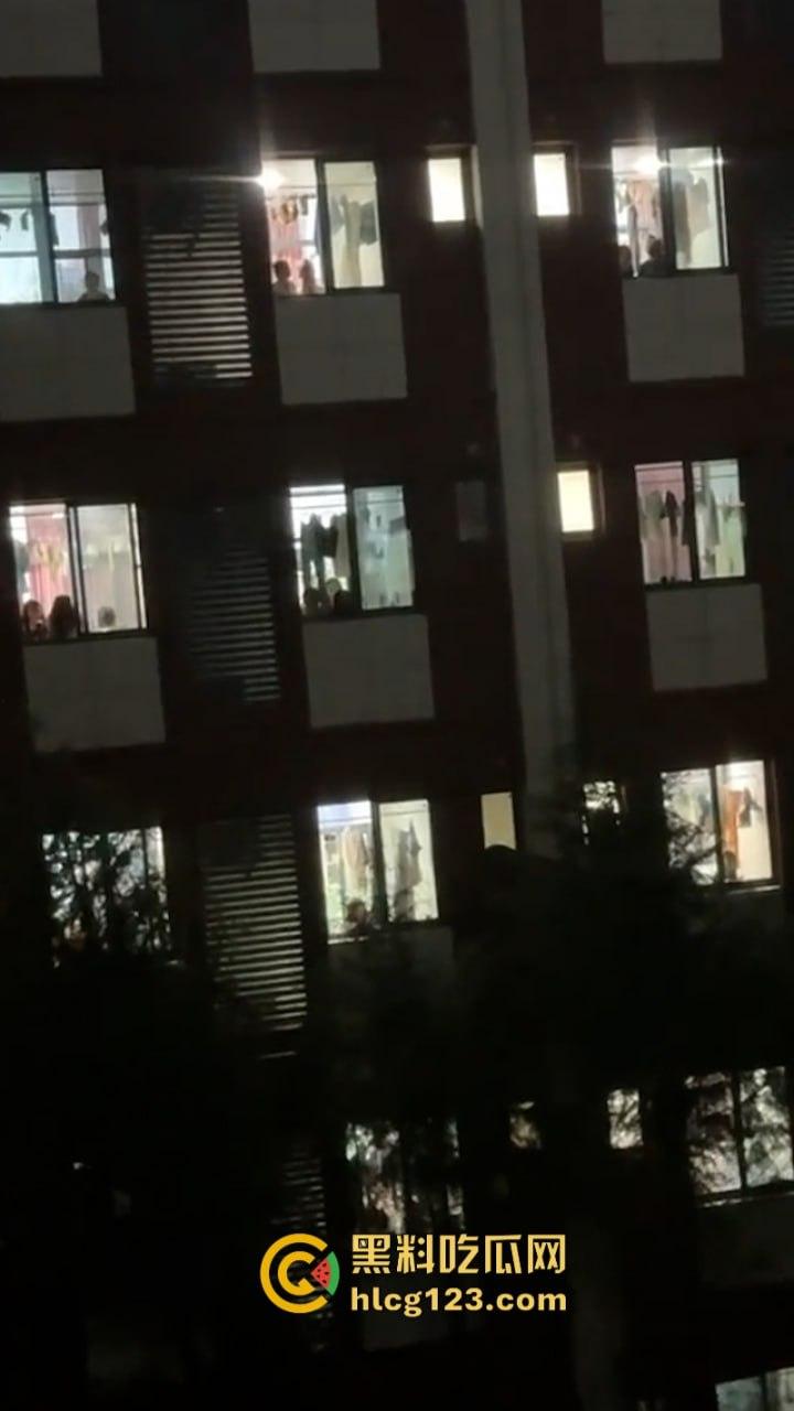 这真忍不了！【西安信息职业学院】因不满高额宿费 还断电断网学生集体硬核喊楼退钱-3