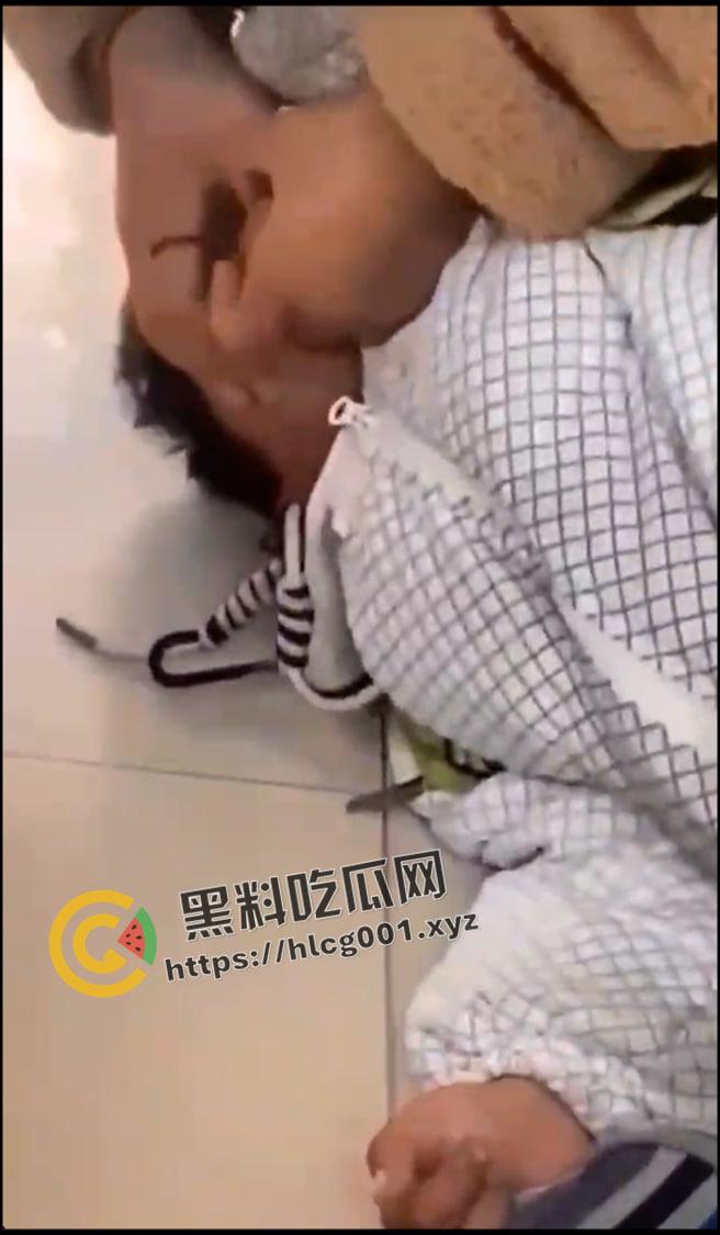 河南商丘镇里固幼儿园 留守儿童遭虐打 磕头求老师不要打 多名老师在旁发笑 这是幼儿园还是集中营-8