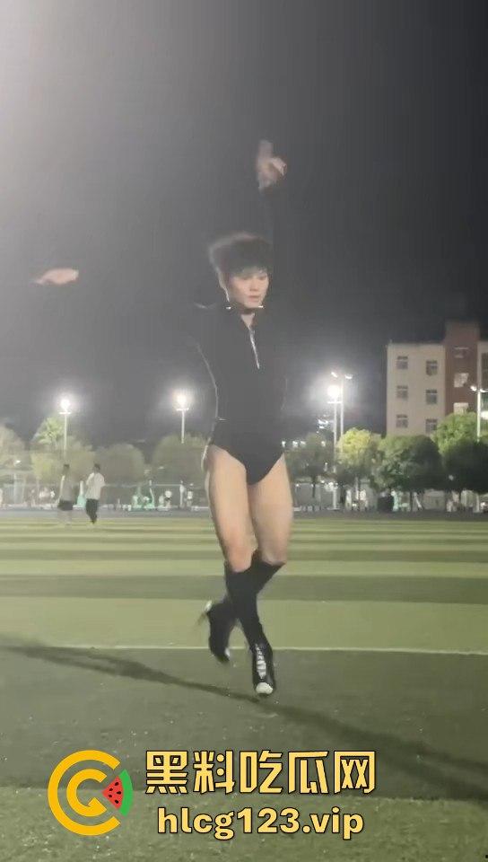 贵州铜仁男大骚0穿高跟引爆操场！大跳骚舞找主人，抖音粉丝蹭蹭涨，学校警告挡不住骚气外露！-11