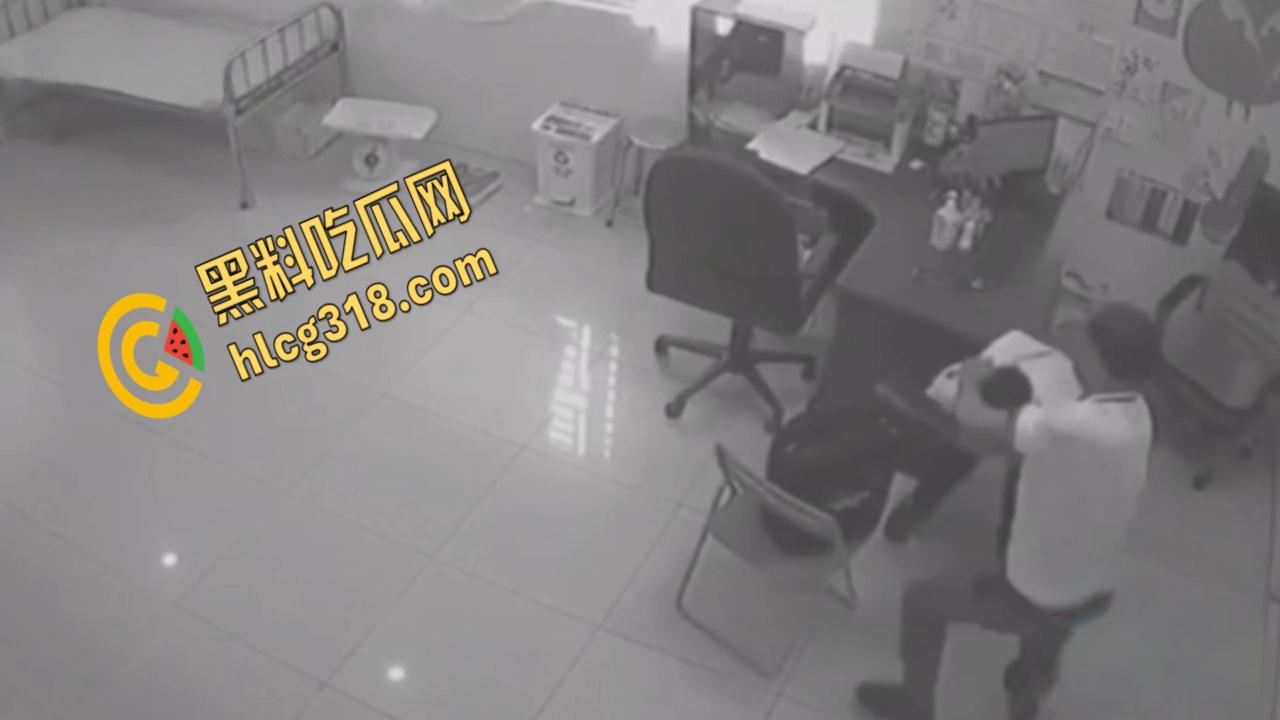 医院办公室医生双刀砍同事，鲜血喷溅刀刀致命，残酷场面血腥至极，这是有多大的仇 !-6