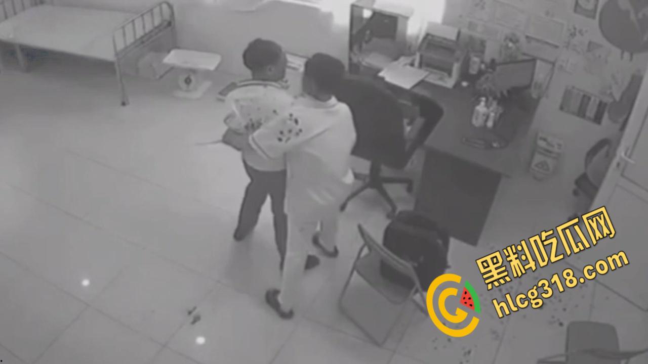 医院办公室医生双刀砍同事，鲜血喷溅刀刀致命，残酷场面血腥至极，这是有多大的仇 !-7