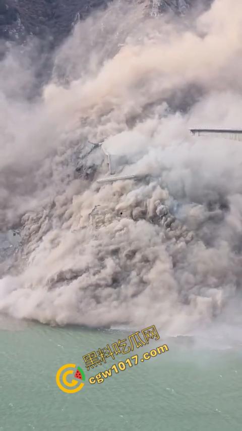惊悚一幕！四川红旗大桥瞬间坍塌，山体滑坡无情吞噬人类杰作，初建十月竟成废墟，心惊胆战！-2