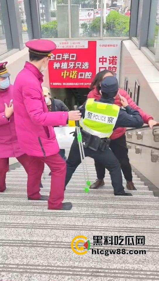 武汉地铁上演最牛逃票大妈,三个辅警拦不住,学生卡在手,长楼梯狂奔,年轻人看了都自愧不如!-1