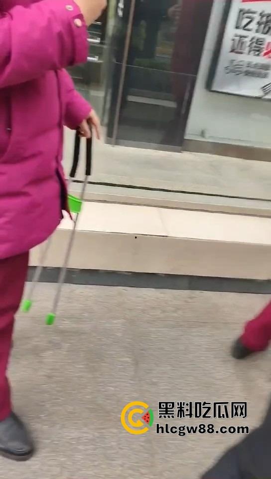 武汉地铁上演最牛逃票大妈,三个辅警拦不住,学生卡在手,长楼梯狂奔,年轻人看了都自愧不如!-3