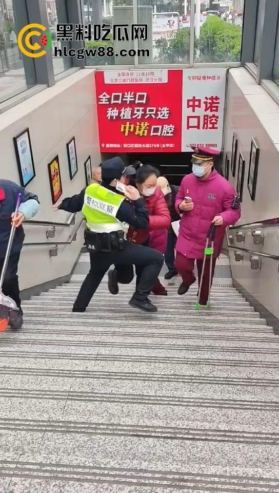 武汉地铁上演最牛逃票大妈,三个辅警拦不住,学生卡在手,长楼梯狂奔,年轻人看了都自愧不如!-5