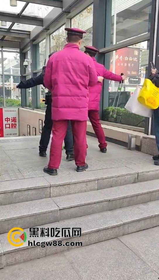 武汉地铁上演最牛逃票大妈,三个辅警拦不住,学生卡在手,长楼梯狂奔,年轻人看了都自愧不如!-7