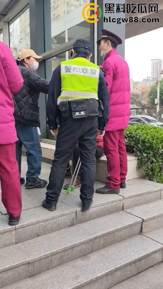 武汉地铁上演最牛逃票大妈,三个辅警拦不住,学生卡在手,长楼梯狂奔,年轻人看了都自愧不如!-10