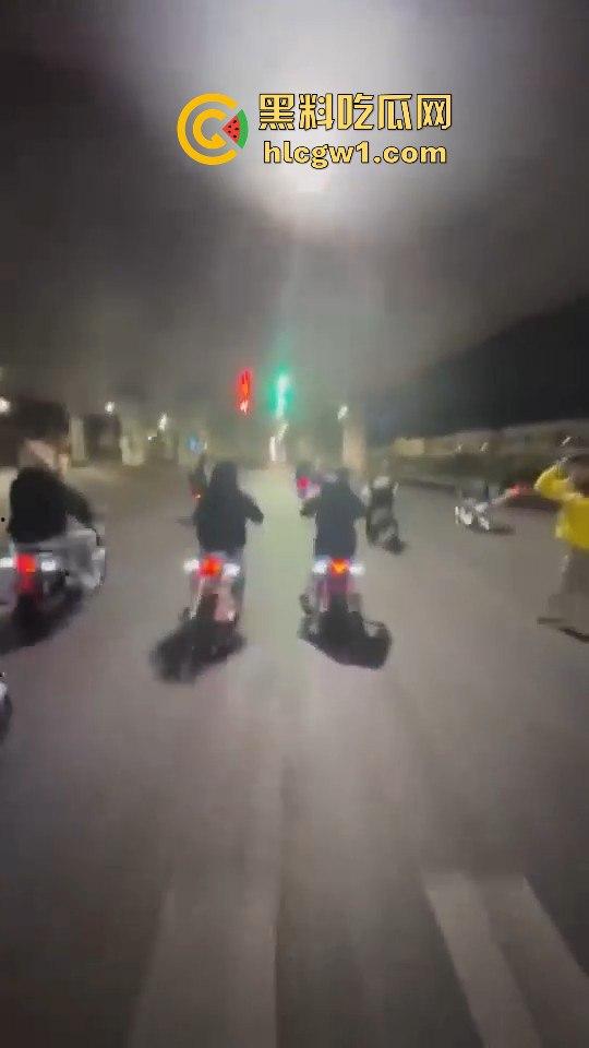 精神小伙炸街惹事！嫌话不好听，踢车砸车还录视频尾随炫耀，真特么无法无天！-2