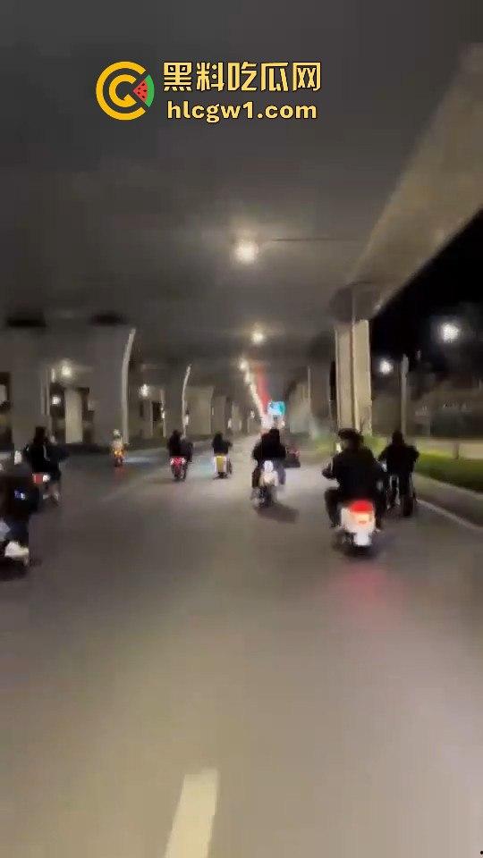 精神小伙炸街惹事！嫌话不好听，踢车砸车还录视频尾随炫耀，真特么无法无天！-3