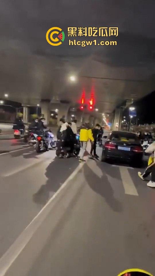 精神小伙炸街惹事！嫌话不好听，踢车砸车还录视频尾随炫耀，真特么无法无天！-5