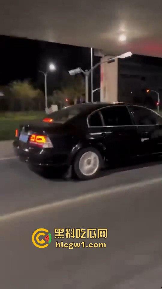 精神小伙炸街惹事！嫌话不好听，踢车砸车还录视频尾随炫耀，真特么无法无天！-6