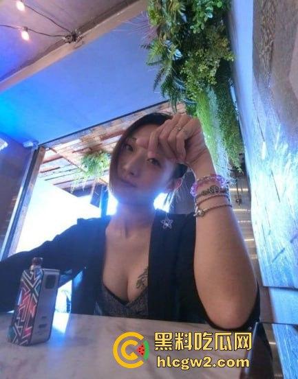 青岛少妇『皮璇媛』怀孕6个月也浪到飞起！骚母狗挺着肚子偷情，被大棒操得嗷嗷叫，孩子都快被震出来了！-1