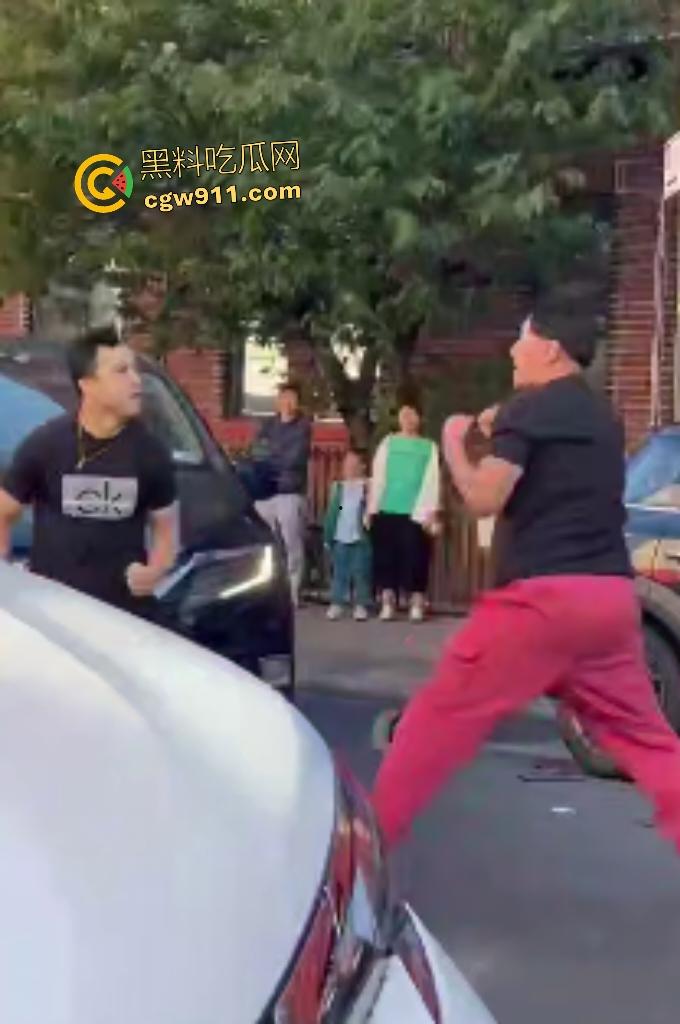 美国街头白人种族主义者狂喷黄种人歧视辱骂，被黄种拳皇暴揍成狗，嚣张叫嚣come here还挨拳反杀！-1
