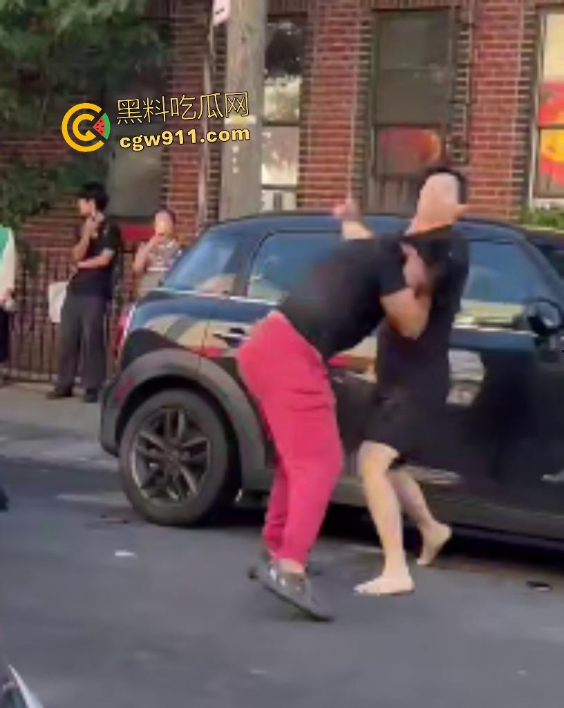 美国街头白人种族主义者狂喷黄种人歧视辱骂，被黄种拳皇暴揍成狗，嚣张叫嚣come here还挨拳反杀！-3