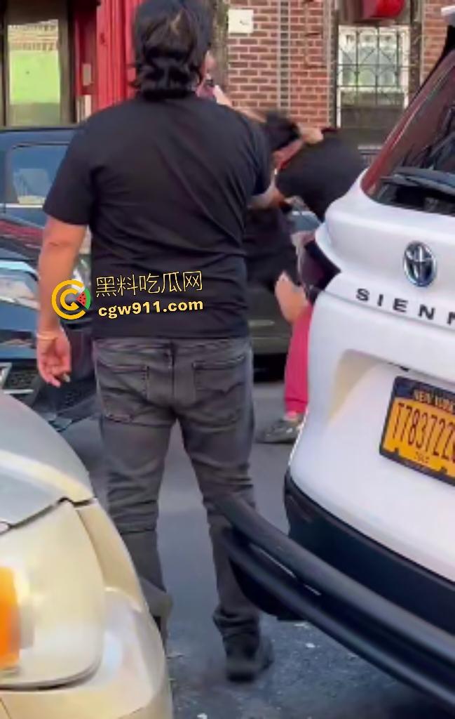 美国街头白人种族主义者狂喷黄种人歧视辱骂，被黄种拳皇暴揍成狗，嚣张叫嚣come here还挨拳反杀！-6