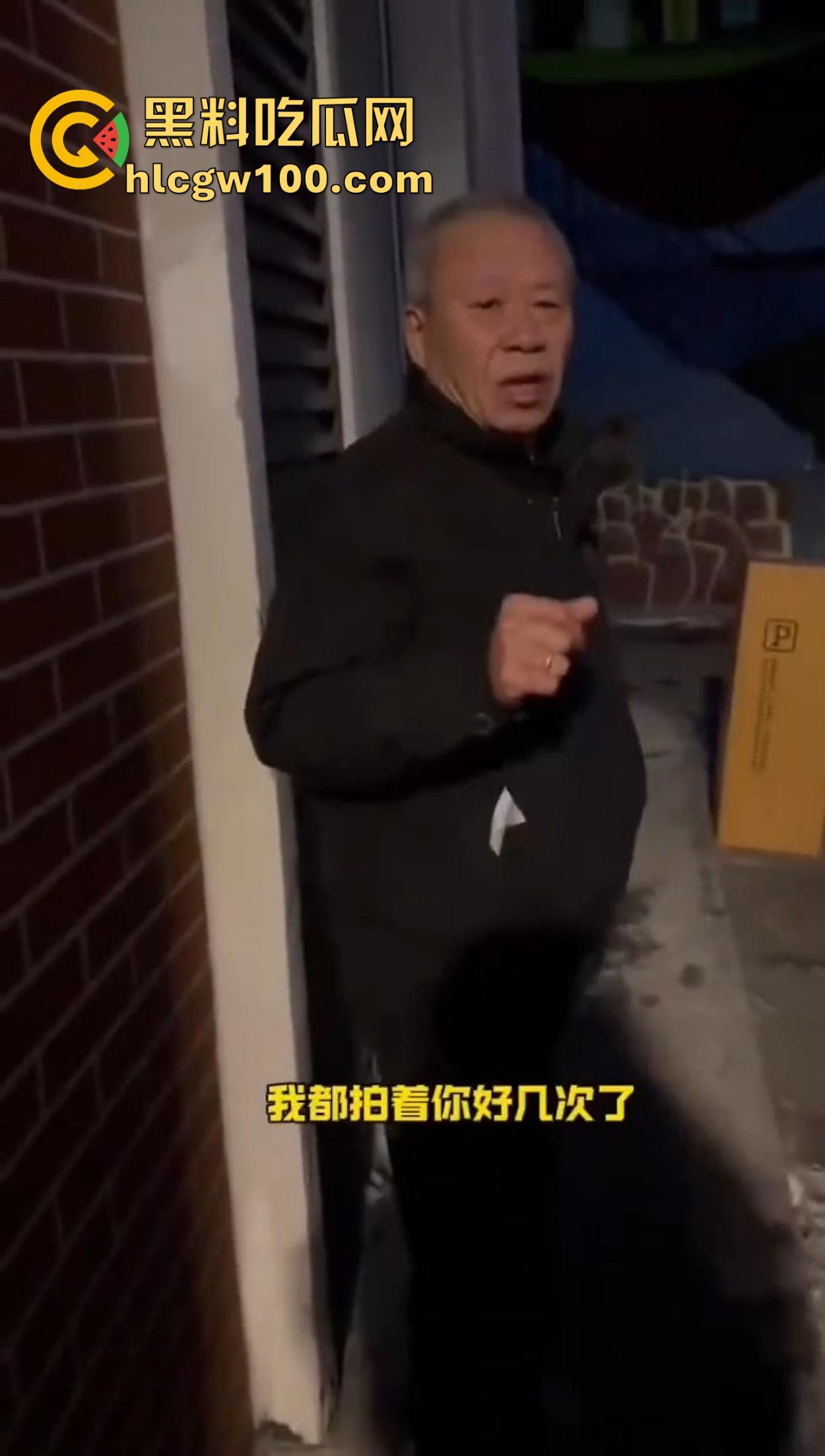 老逼登儿女厕偷窥上瘾，被钓鱼抓个正着，吓得妹子裤子都提不起来，下次建议直接尿他脸上黄汤伺候洗洗清醒！-9