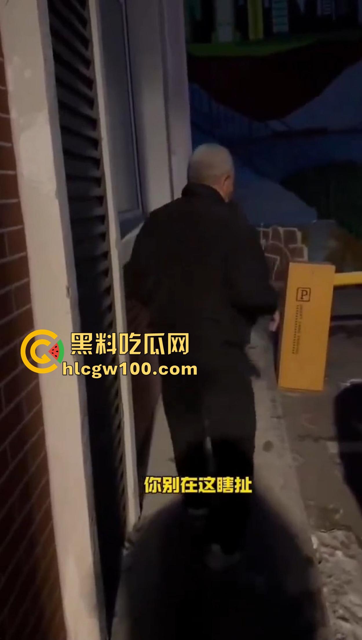 老逼登儿女厕偷窥上瘾，被钓鱼抓个正着，吓得妹子裤子都提不起来，下次建议直接尿他脸上黄汤伺候洗洗清醒！-10