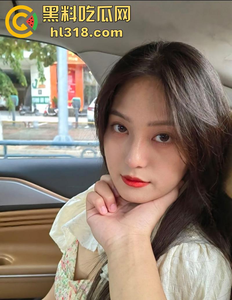高颜值骚婊女神【小小维on】，校花级别大二反差尤物，母狗属性拉满，给男友毒龙舔肛极限露出！-1