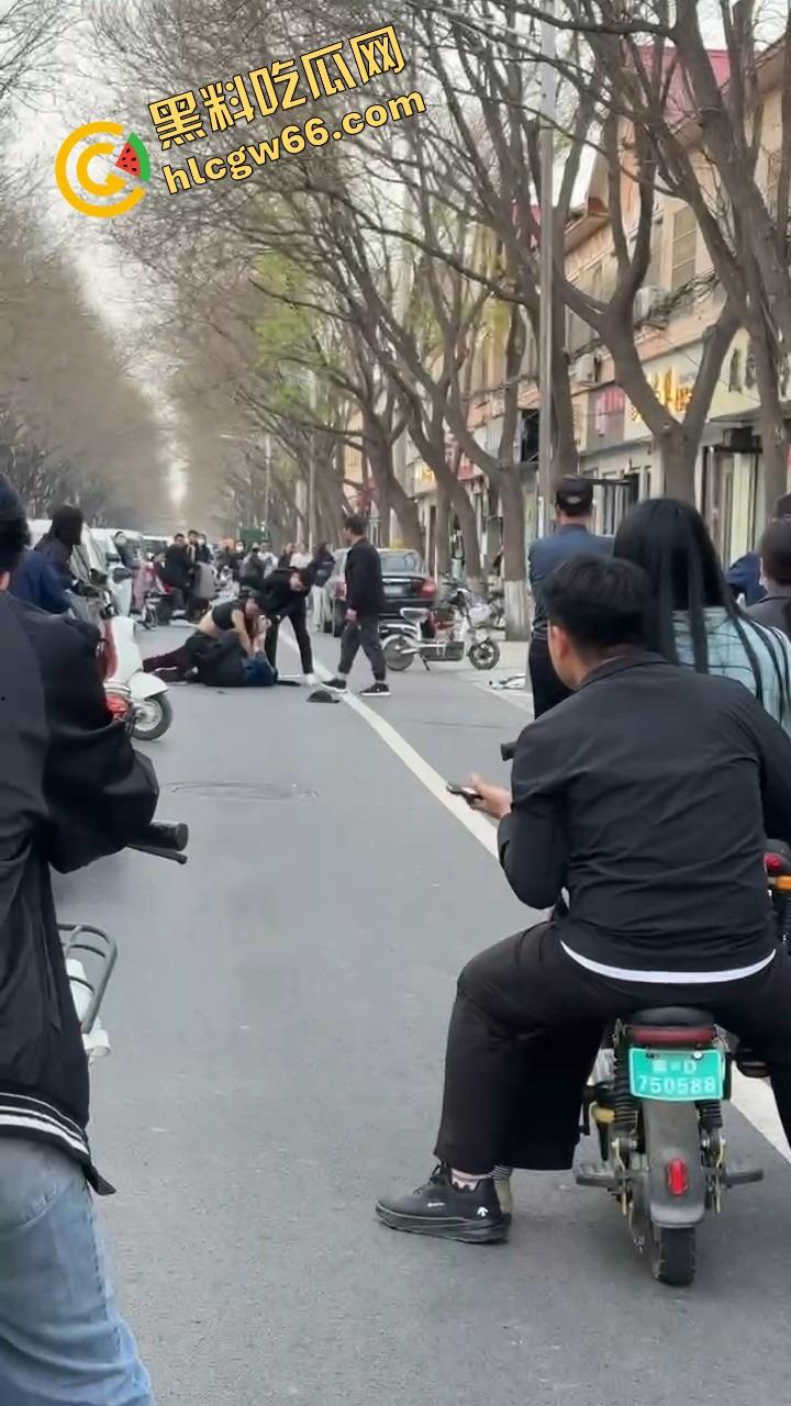 郑州人神共愤事件，当兵16年白练了，回家不是孝敬父母，是为个丑小三把爹妈打进医院！-9