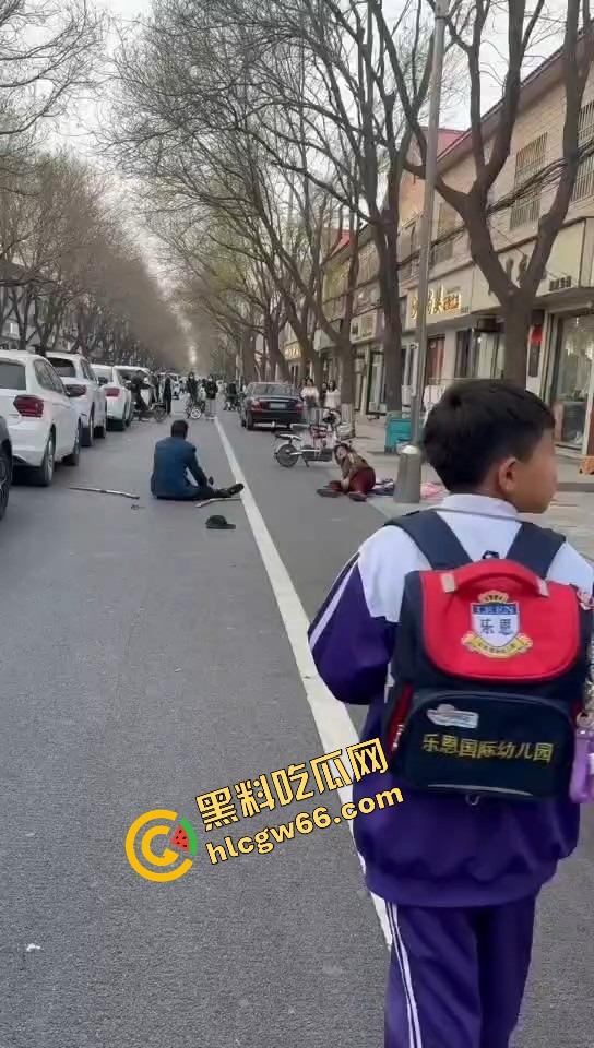 郑州人神共愤事件，当兵16年白练了，回家不是孝敬父母，是为个丑小三把爹妈打进医院！-14