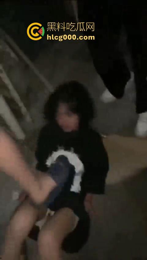 最毒还是女人心啊!看看小畜生东西干的好事,精神小妹霸凌,打完还逼人家喝烟水!-1