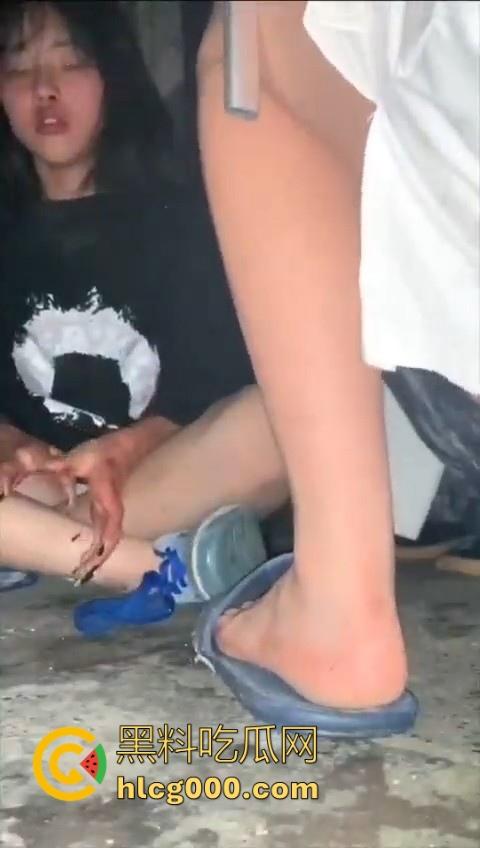 最毒还是女人心啊!看看小畜生东西干的好事,精神小妹霸凌,打完还逼人家喝烟水!-4