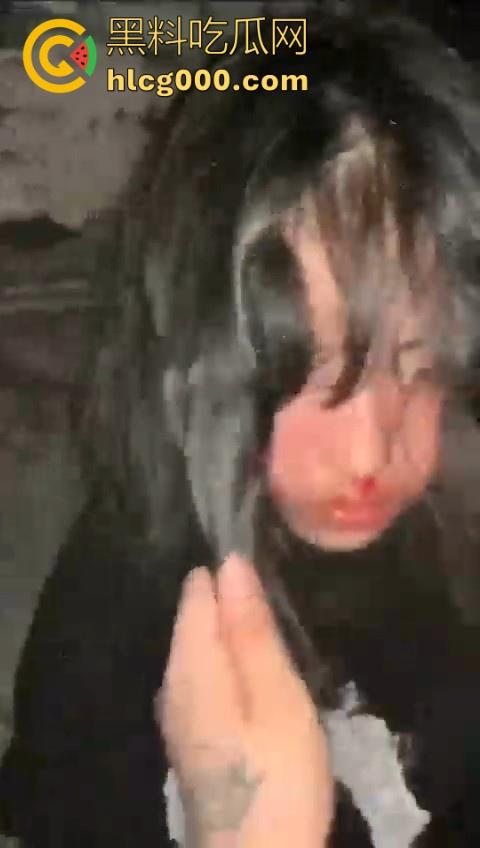 最毒还是女人心啊!看看小畜生东西干的好事,精神小妹霸凌,打完还逼人家喝烟水!-6