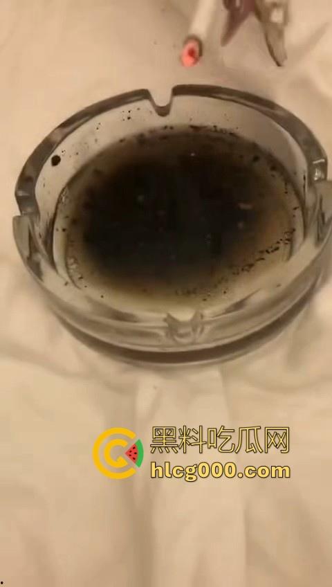 最毒还是女人心啊!看看小畜生东西干的好事,精神小妹霸凌,打完还逼人家喝烟水!-9