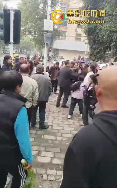 河南焦作街头奇葩闹剧，小仙女冲老头们怒喊别抽烟别吐痰不听话直接上手打！路人愤怒围攻打哭小仙女！-1
