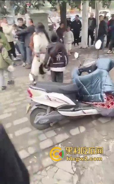 河南焦作街头奇葩闹剧，小仙女冲老头们怒喊别抽烟别吐痰不听话直接上手打！路人愤怒围攻打哭小仙女！-2